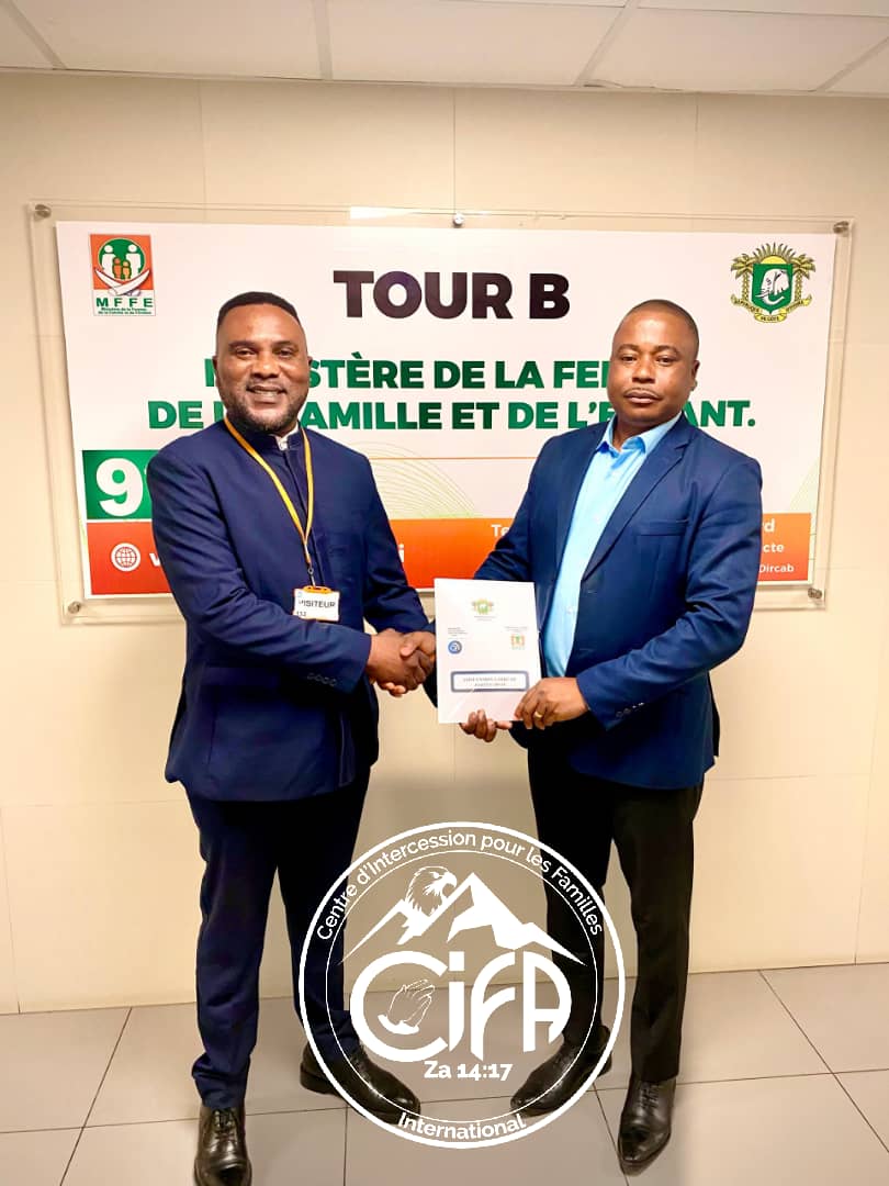 Le Pasteur Gédéon NGONGO remet le dossier de présentation du CIFA à une autorité institutionnelle à Abidjan