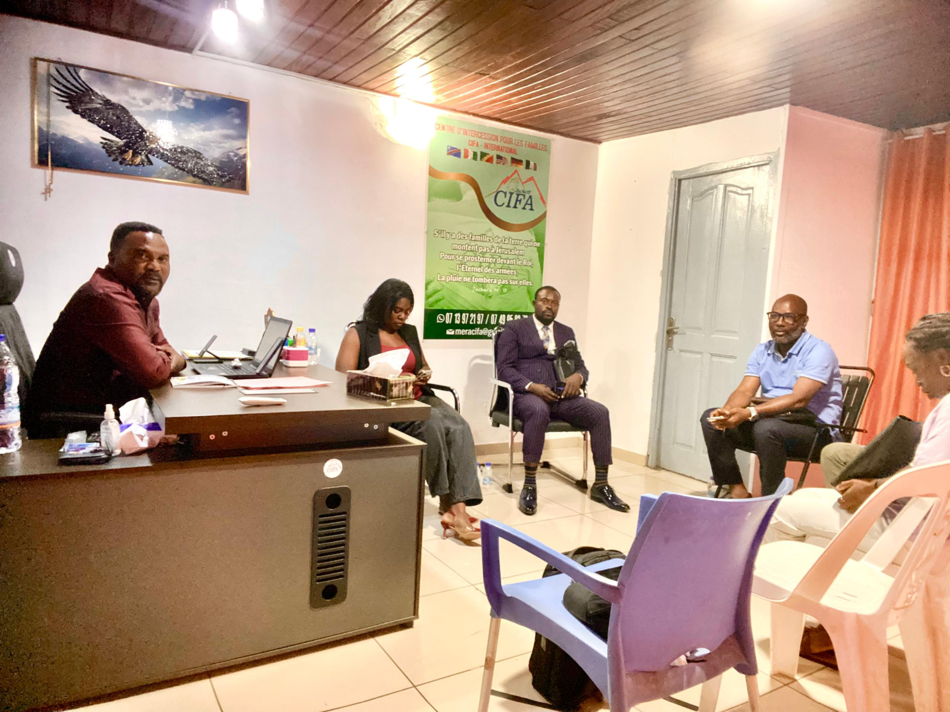 Le Révérend Pasteur Gédéon NGONGO à son bureau lors de la séance de travail de CIFA Côte d'Ivoire à Abidjan
