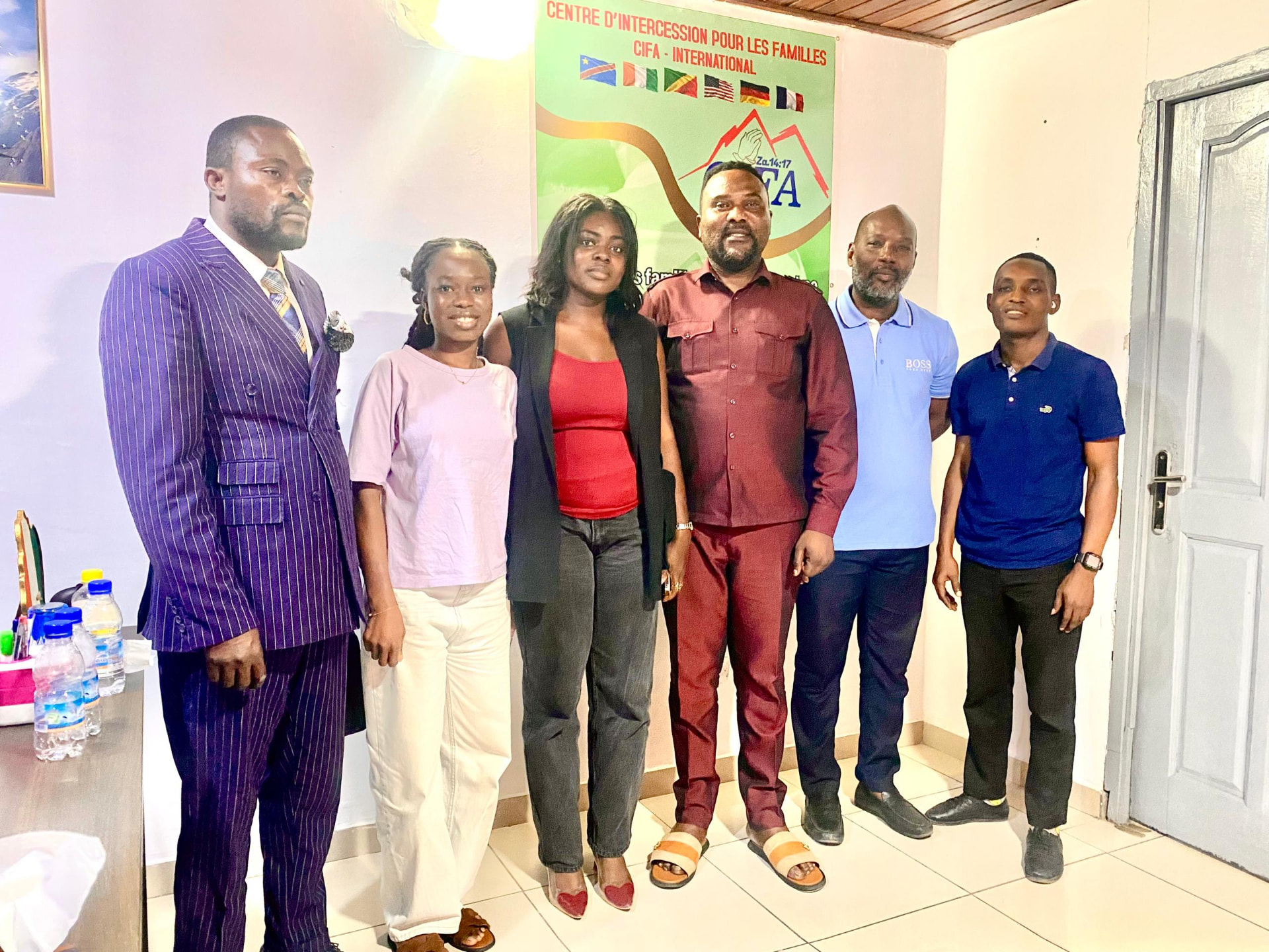 L'équipe de CIFA Côte d'Ivoire réunie au bureau d'Abidjan devant la bannière officielle