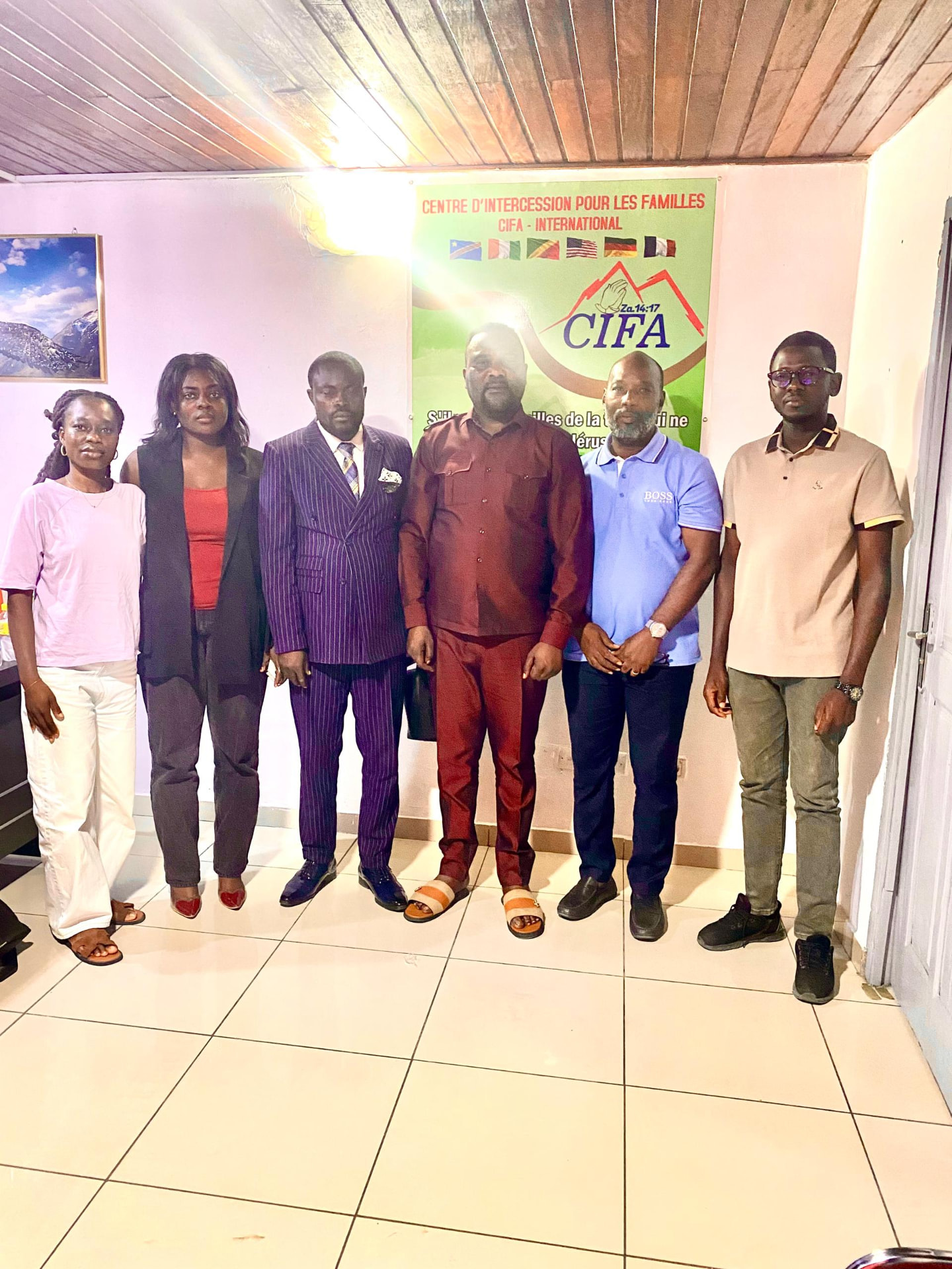 Les membres de CIFA Côte d'Ivoire posant ensemble à la fin de la séance de travail au bureau d'Abidjan